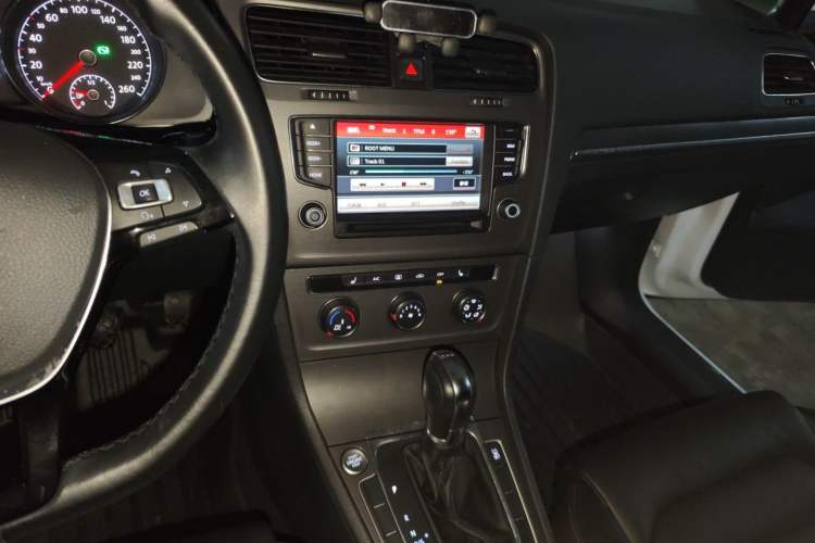 Used Volkswagen Golf 2015 1.4TSI Automatic Luxury Model Audio And AC Panel