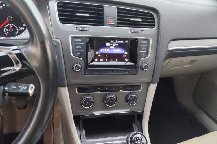 Used Volkswagen Golf 2015 1.4TSI Manual Comfort Model Audio And AC Panel