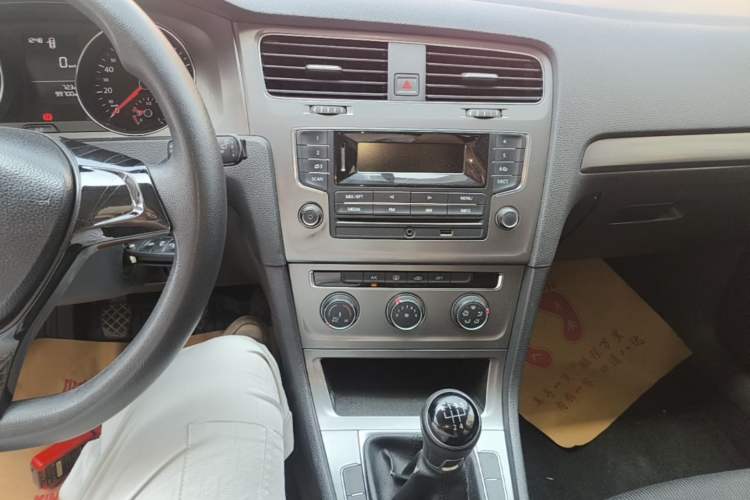 Used Volkswagen Golf 2015 1.6L Manual Fashion Edition Audio And AC Panel
