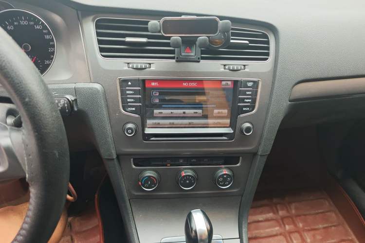 Used Volkswagen Golf 2015 1.6L Automatic Fashion Model Audio And AC Panel