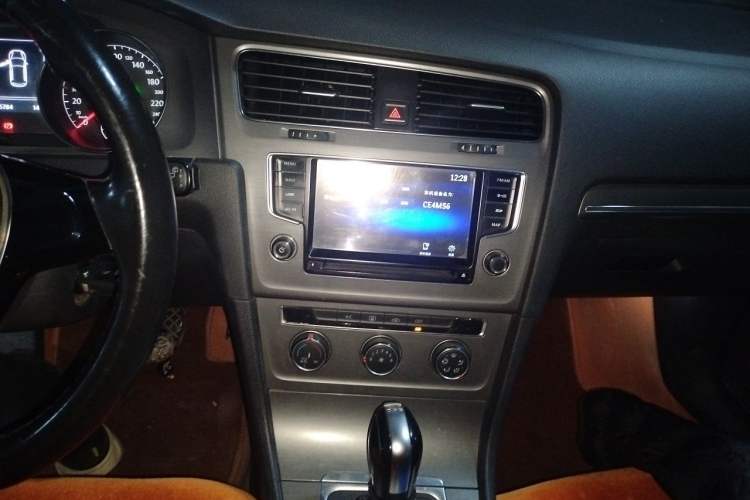 Used Volkswagen Golf 2015 1.4TSI Automatic Comfort Model Audio And AC Panel