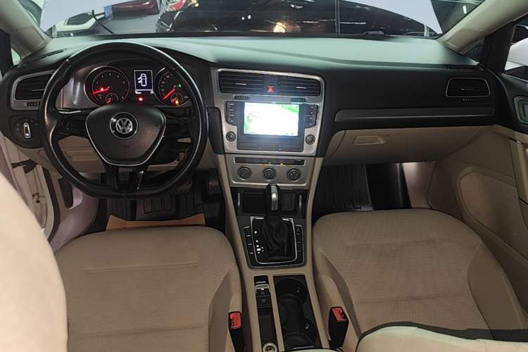 Used Volkswagen Golf 2015 1.4TSI Automatic Comfort Model Audio And AC Panel
