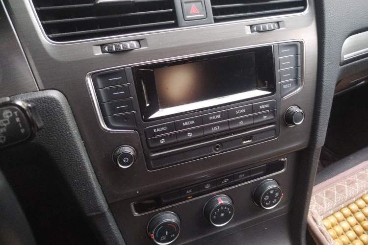 Used Volkswagen Golf 2015 1.2TSI Automatic Comfort Model Audio And AC Panel