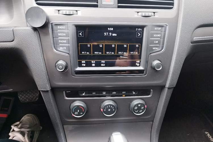 Used Volkswagen Golf 2015 1.4TSI Automatic Luxury Model Audio And AC Panel