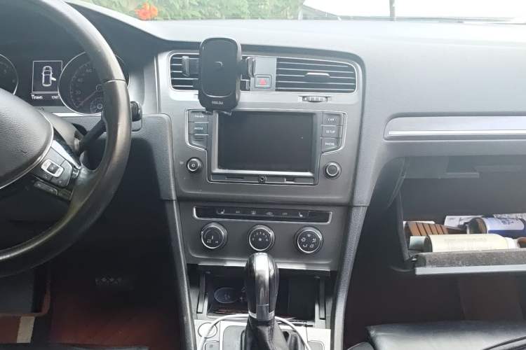 Used Volkswagen Golf 2015 1.4TSI Automatic Luxury Model Audio And AC Panel