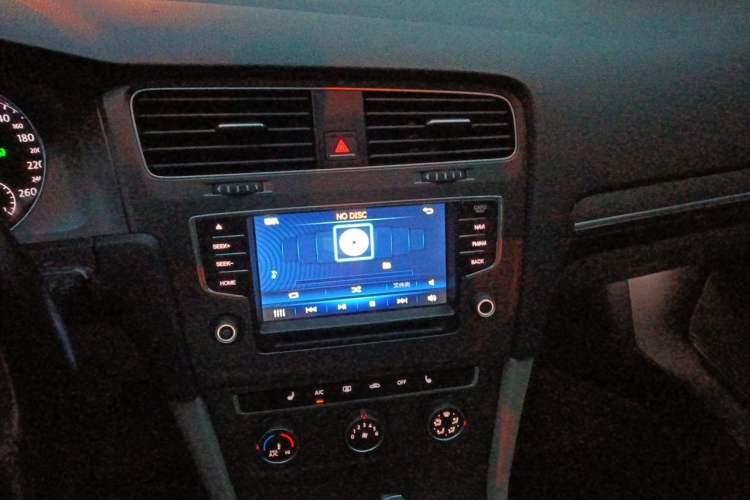 Used Volkswagen Golf 2015 1.4TSI Automatic Luxury Model Audio And AC Panel