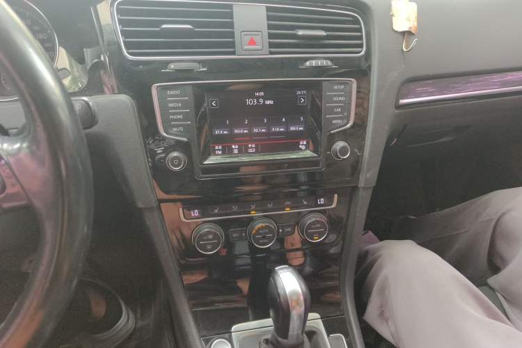 Used Volkswagen Golf 2015 1.4TSI Automatic Flagship Model Audio And AC Panel