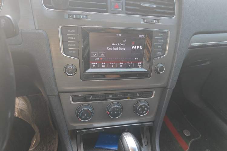 Used Volkswagen Golf 2015 1.4TSI Automatic Luxury Model Audio And AC Panel