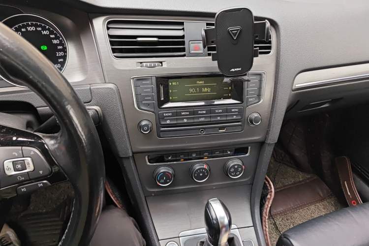 Used Volkswagen Golf 2015 1.4TSI Automatic Luxury Model Audio And AC Panel