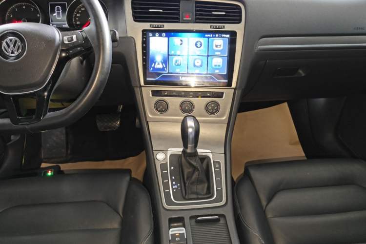 Used Volkswagen Golf 2015 1.4TSI Automatic Luxury Model Audio And AC Panel