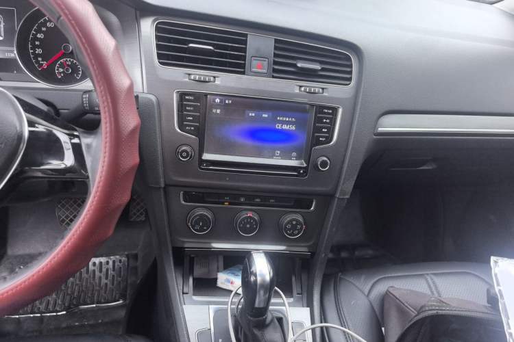 Used Volkswagen Golf 2015 1.4TSI Automatic Comfort Model Audio And AC Panel