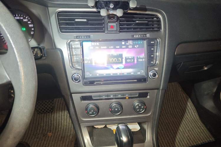 Used Volkswagen Golf 2015 1.6L Automatic Fashion Model Audio And AC Panel