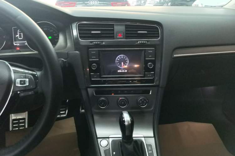 Used Volkswagen Golf 2015 1.4TSI Automatic Comfort Model Audio And AC Panel