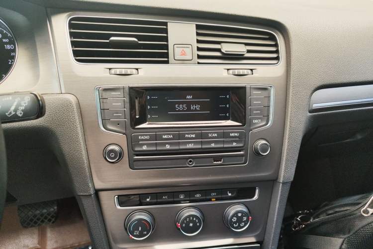 Used Volkswagen Golf 2015 1.4TSI Automatic Luxury Model Audio And AC Panel