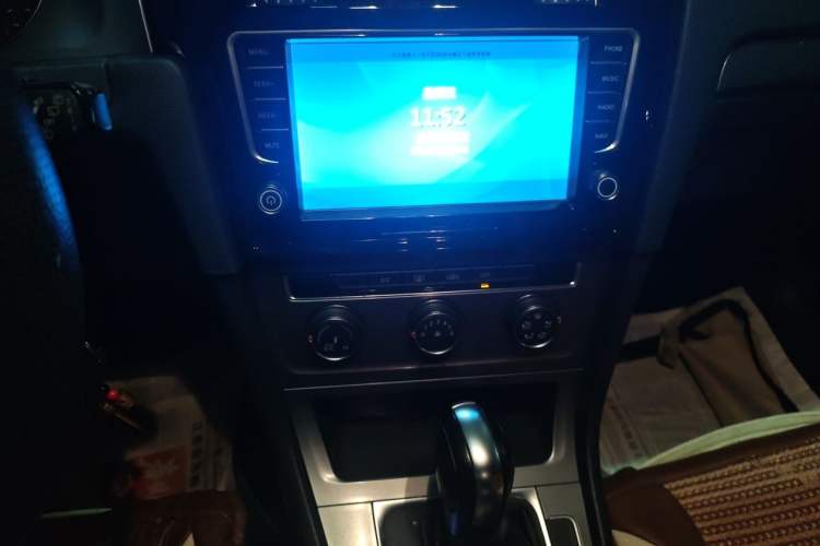 Used Volkswagen Golf 2015 1.6L Automatic Fashion Model Audio And AC Panel