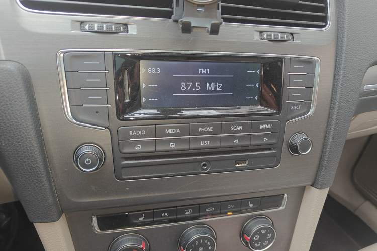 Used Volkswagen Golf 2015 1.4TSI Automatic Luxury Model Audio And AC Panel