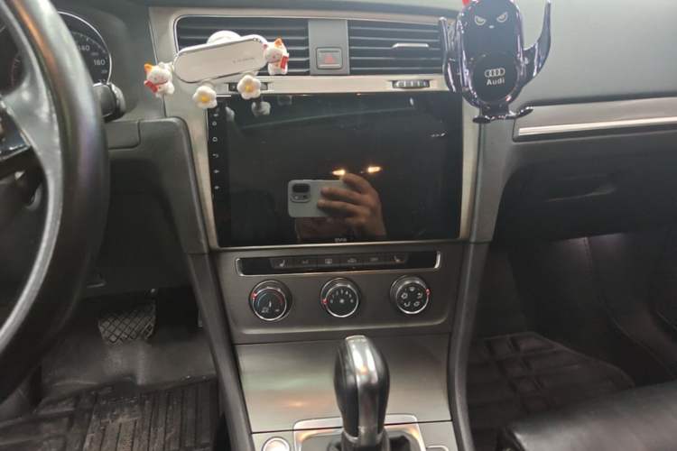 Used Volkswagen Golf 2015 1.4TSI Automatic Luxury Model Audio And AC Panel