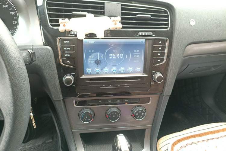 Used Volkswagen Golf 2015 1.6L Automatic Fashion Model Audio And AC Panel