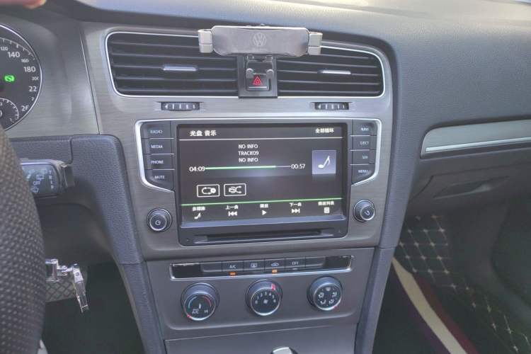 Used Volkswagen Golf 2015 1.4TSI Automatic Comfort Model Audio And AC Panel