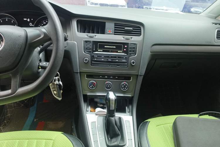 Used Volkswagen Golf 2015 1.6L Automatic Fashion Model Audio And AC Panel