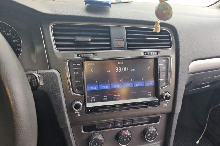 Used Volkswagen Golf 2015 1.6L Automatic Fashion Model Audio And AC Panel