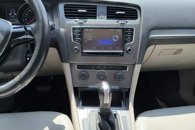 Used Volkswagen Golf 2015 1.4TSI Automatic Comfort Model Audio And AC Panel