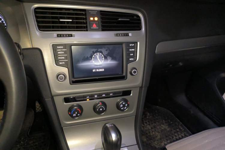 Used Volkswagen Golf 2015 1.4TSI Comfort Travel Edition Audio And AC Panel