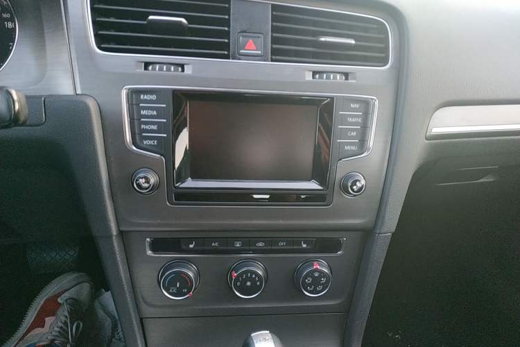 Used Volkswagen Golf 2015 1.4TSI Automatic Luxury Model Audio And AC Panel