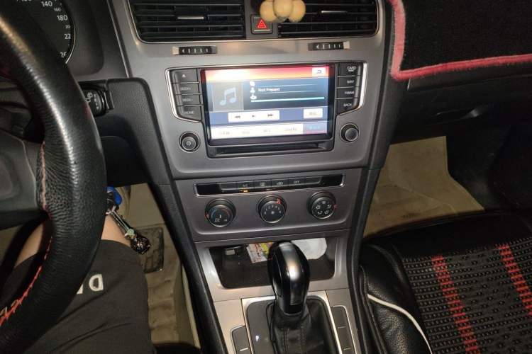 Used Volkswagen Golf 2015 1.6L Automatic Fashion Model Audio And AC Panel