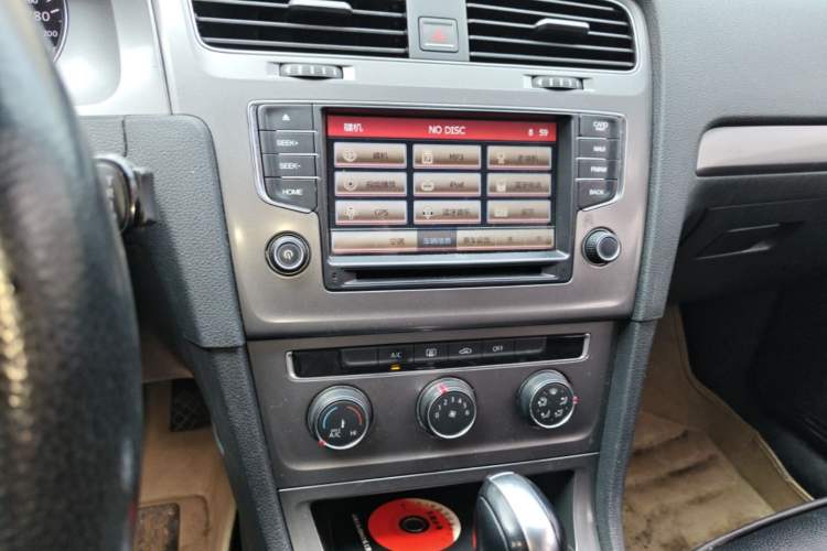Used Volkswagen Golf 2015 1.6L Automatic Fashion Model Audio And AC Panel