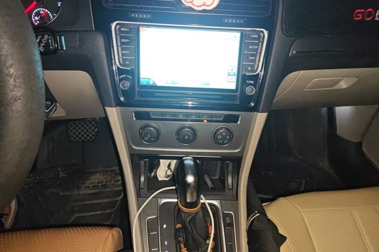 Used Volkswagen Golf 2015 1.6L Automatic Comfort Model Audio And AC Panel
