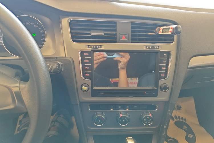 Used Volkswagen Golf 2015 1.6L Automatic Fashion Model Audio And AC Panel