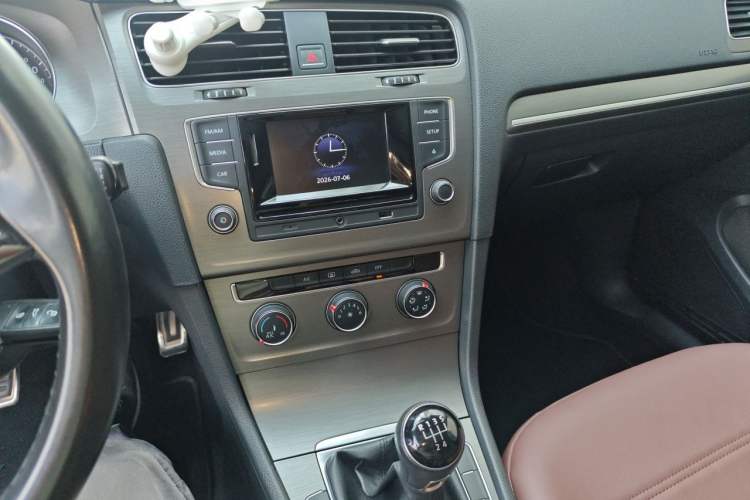 Used Volkswagen Golf 2015 1.4TSI Manual Comfort Model Audio And AC Panel