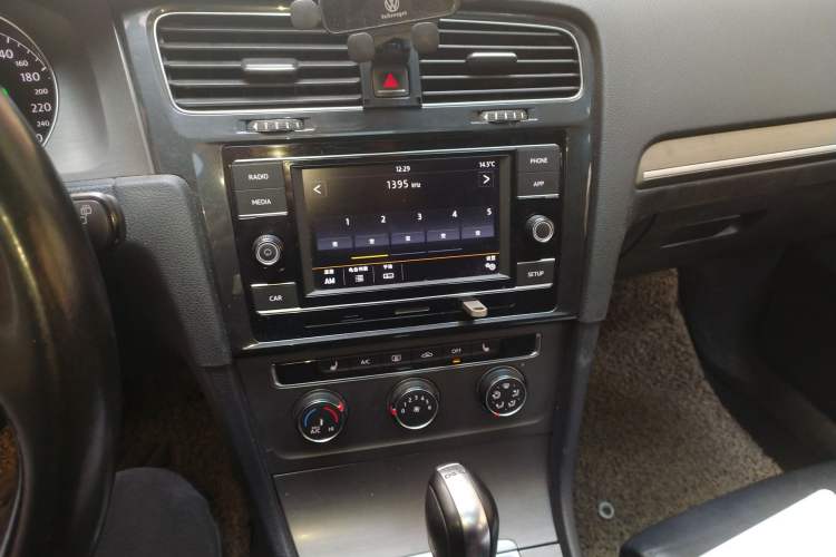 Used Volkswagen Golf 2015 1.4TSI Automatic Luxury Model Audio And AC Panel