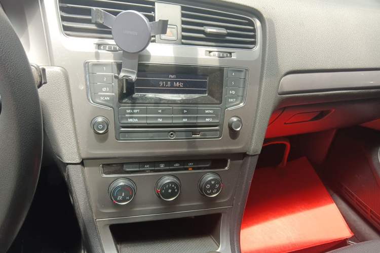 Used Volkswagen Golf 2015 1.6L Manual Fashion Edition Audio And AC Panel