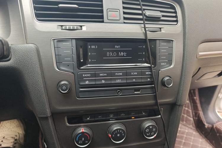 Used Volkswagen Golf 2015 1.4TSI Automatic Luxury Model Audio And AC Panel