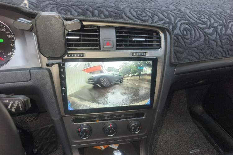 Used Volkswagen Golf 2015 1.6L Automatic Fashion Model Audio And AC Panel