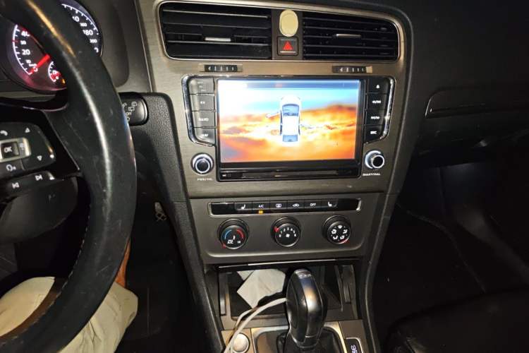 Used Volkswagen Golf 2015 1.4TSI Automatic Luxury Model Audio And AC Panel
