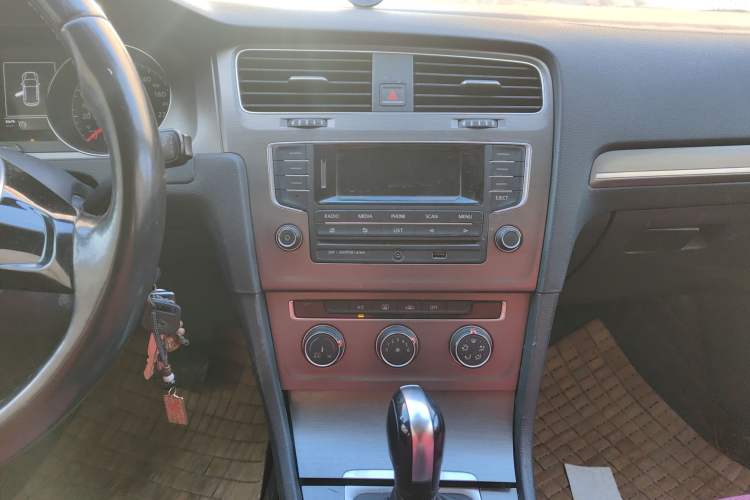 Used Volkswagen Golf 2015 1.6L Automatic Comfort Model Audio And AC Panel