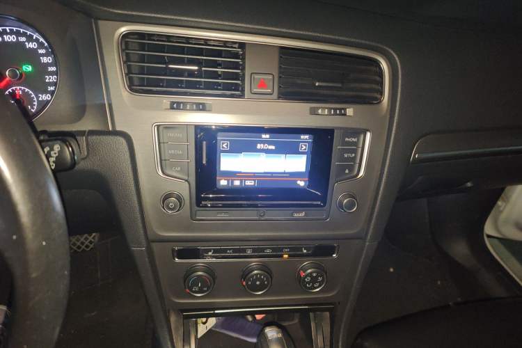 Used Volkswagen Golf 2015 1.4TSI Automatic Luxury Model Audio And AC Panel