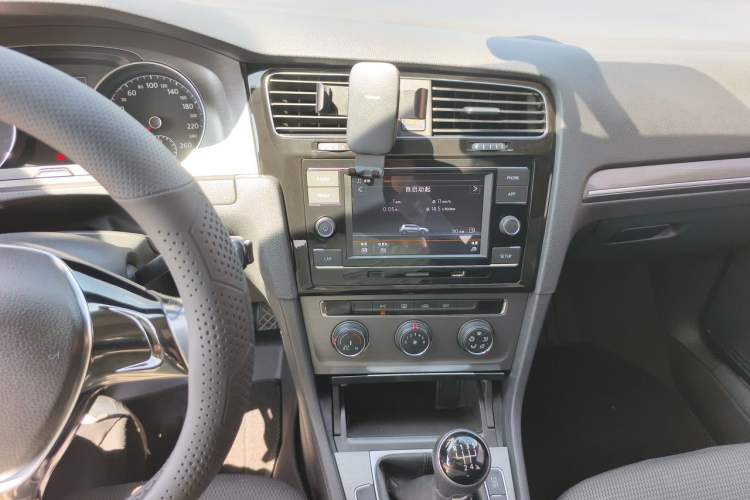 Used Volkswagen Golf 2015 1.4TSI Manual Comfort Model Audio And AC Panel