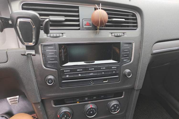 Used Volkswagen Golf 2015 1.4TSI Manual Comfort Model Audio And AC Panel