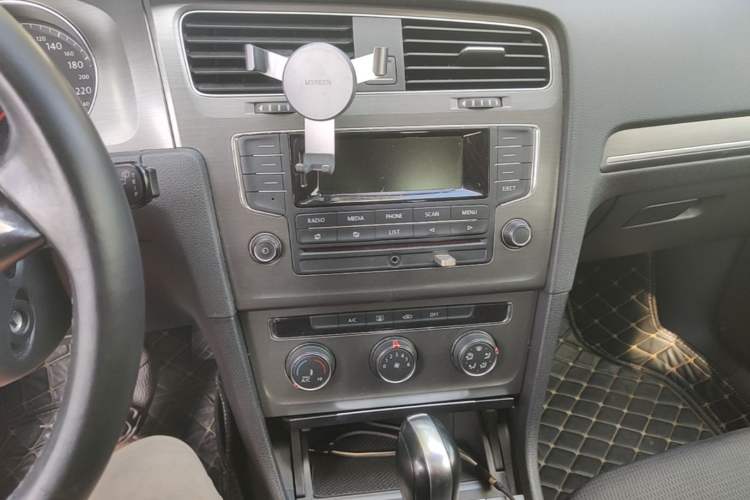 Used Volkswagen Golf 2015 1.6L Automatic Comfort Model Audio And AC Panel