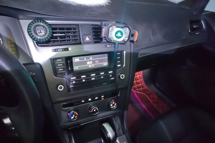 Used Volkswagen Golf 2015 1.4TSI Automatic Comfort Model Audio And AC Panel