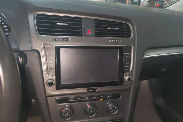 Used Volkswagen Golf 2015 1.4TSI Automatic Luxury Model Audio And AC Panel