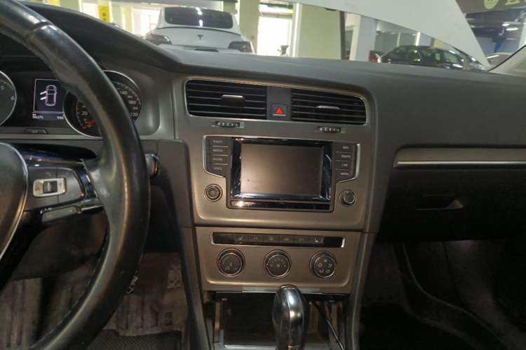 Used Volkswagen Golf 2015 1.4TSI Automatic Luxury Model Audio And AC Panel