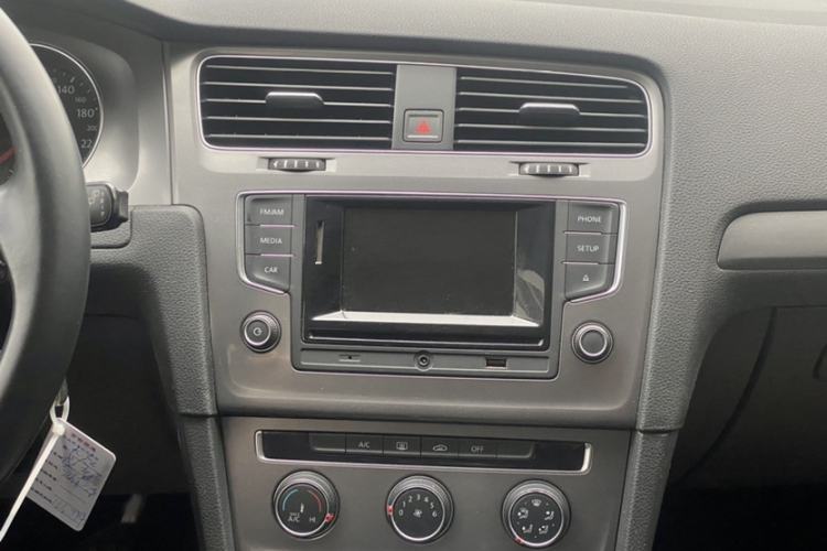 Used Volkswagen Golf 2015 1.6L Manual Fashion Edition Audio And AC Panel