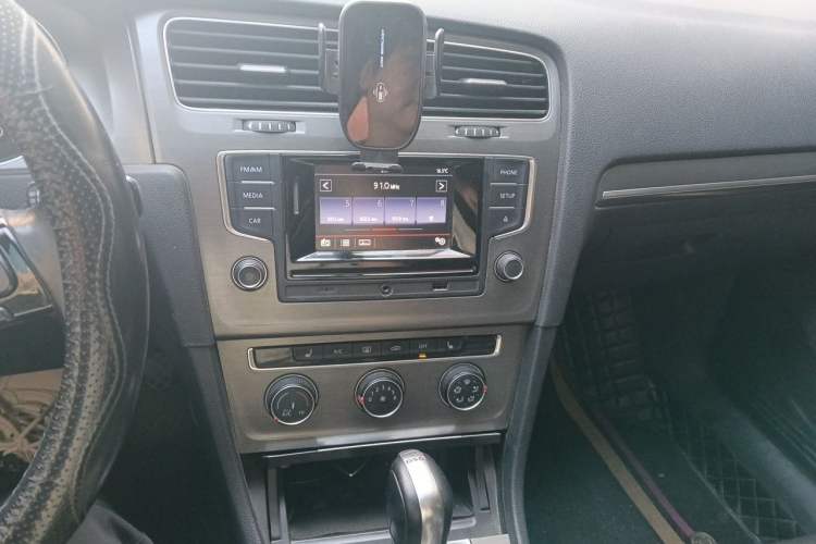 Used Volkswagen Golf 2015 1.4TSI Automatic Luxury Model Audio And AC Panel