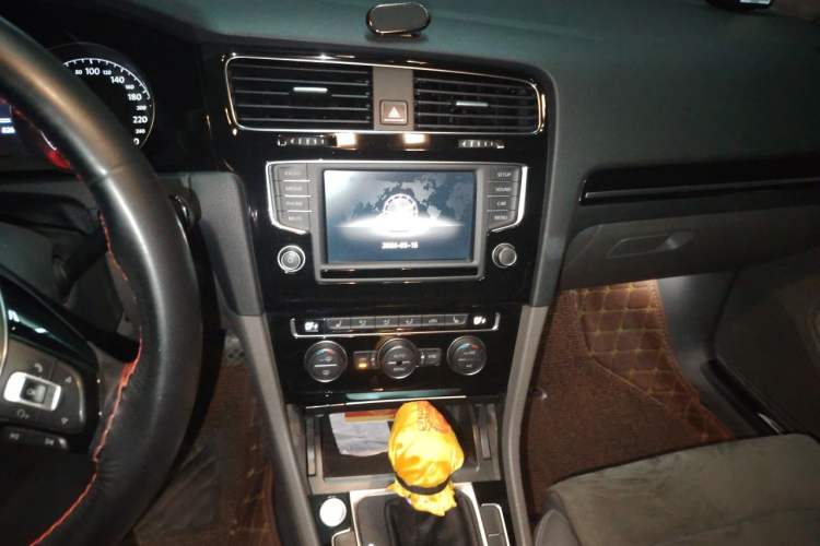 Used Volkswagen Golf 2015 1.4TSI Automatic Flagship Model Audio And AC Panel
