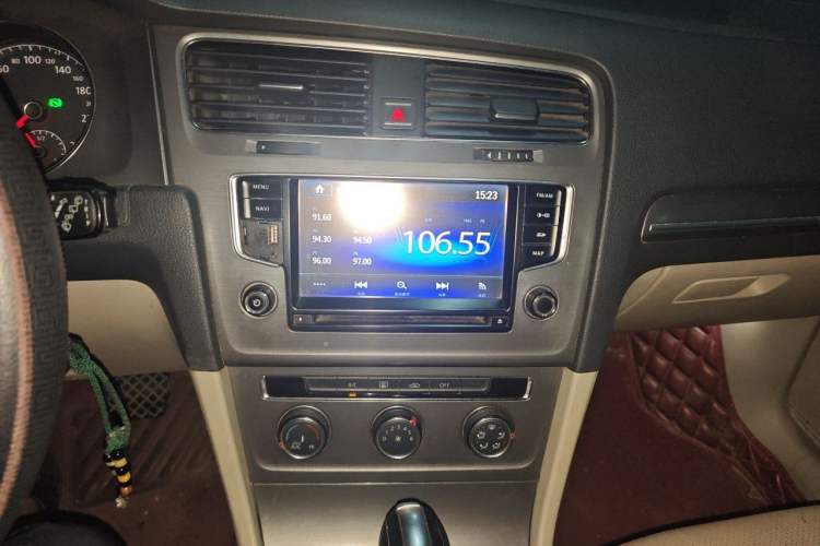 Used Volkswagen Golf 2015 1.6L Automatic Fashion Model Audio And AC Panel